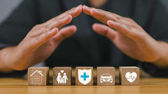 Consumidor com as mãos em cima de 5 dados que representam seguros.