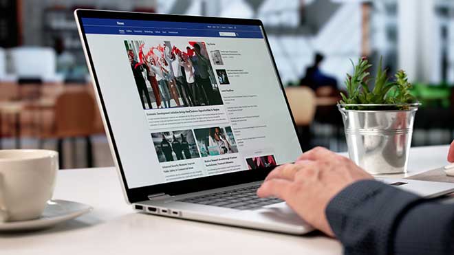 Homem ao computador, a navegar online.